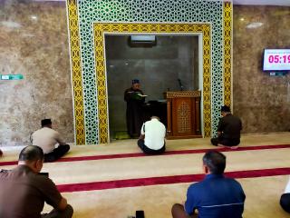Ustad Chairul Ichwan S PDI Laksanakan Tausyah Qobliyah Dzuhur di Masjid Al Mizan Kejati Riau